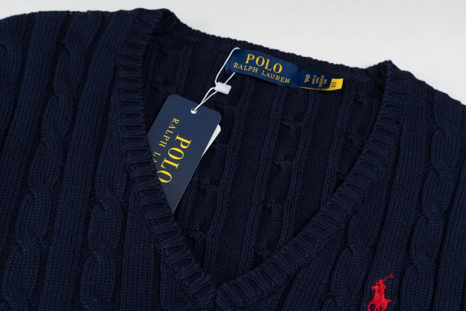 P210 #R90 RALPH LAUREN Thirteen colors of Ralph Lauren classic small label embroidery V-neck pullover cable cardigan sweater women's top, high-density LOGO embroidery on the chest, original customization of tag accessories. Made of pure cotton yarn, pure cotton is skin-friendly and comfortable, small label war horse embroidered twist button V-neck sweater🐎High quality, follow the blogger to learn how to wear it! Let’s buy a Ralph Lauren cable sweater. It’s a super hard-to-find series after it became popular. It’s hard to find one on the official website. It’s simple and practical to wear, with a lazy and loose feel. The thickened fabric has more texture, feels soft and delicate, and has a loose fit. Whether worn alone or layered, you can wear different styles of fashion with just one piece!   Size： Sleeve length: 60/61/62/63